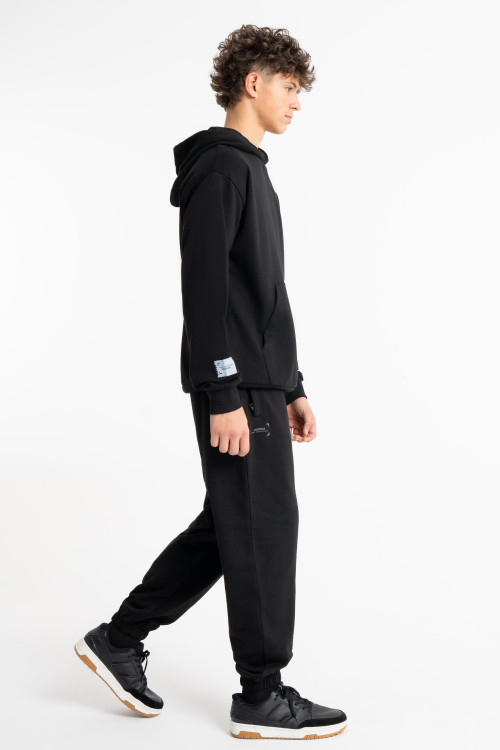 Czarna bluza REGULAR z kapturem z minimalistyczną naszywką na rękawie