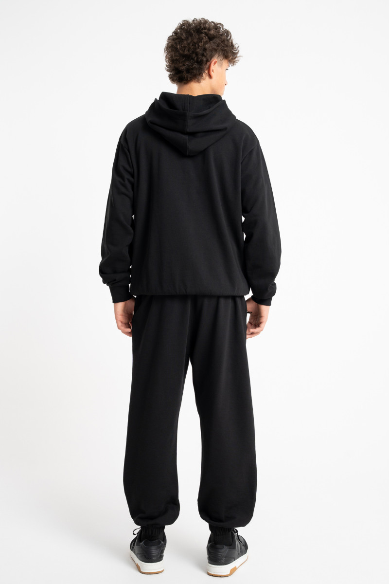 Czarna bluza REGULAR z kapturem z minimalistyczną naszywką na rękawie