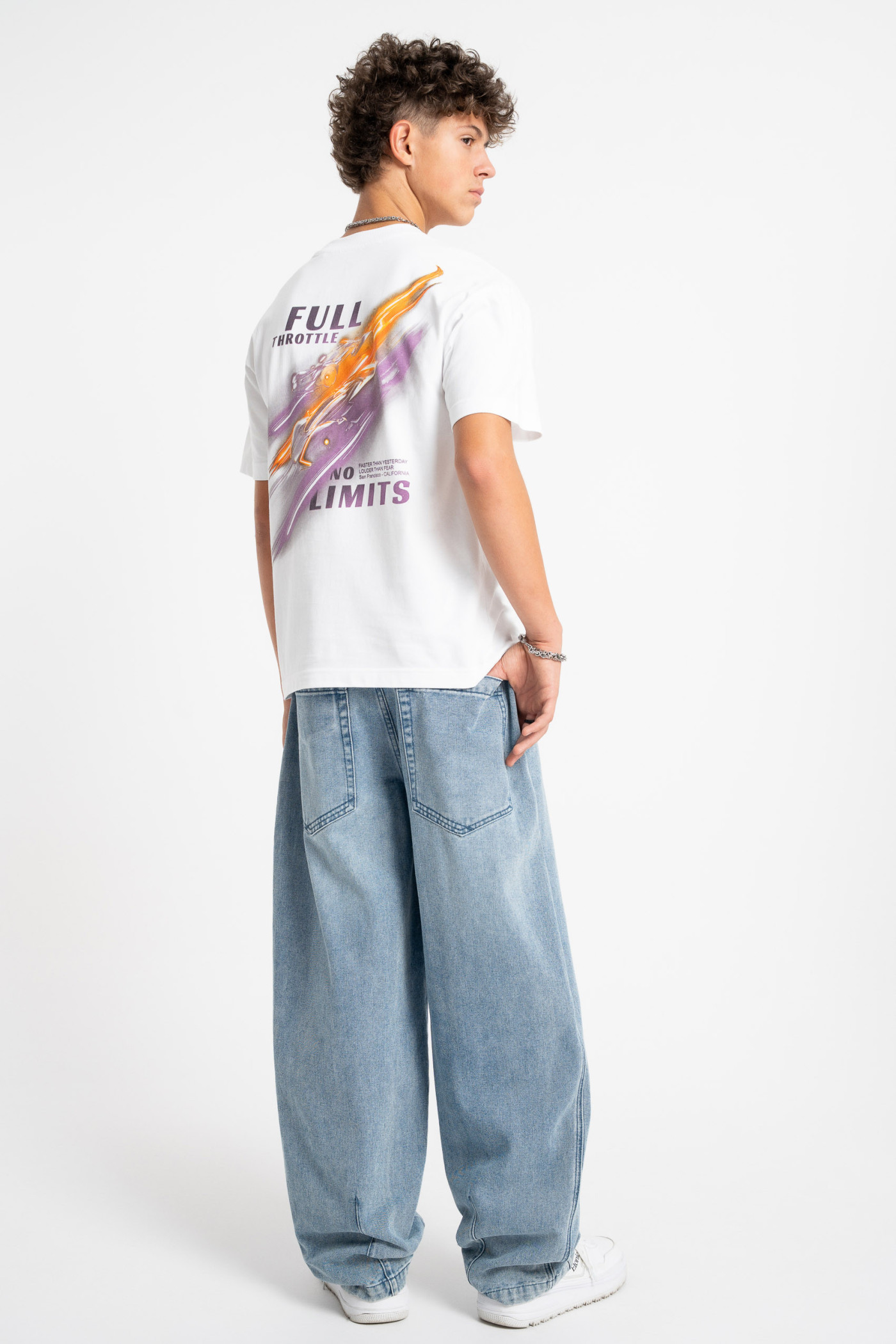 Biały t-shirt LOOSE z autorska grafiką z tyłu