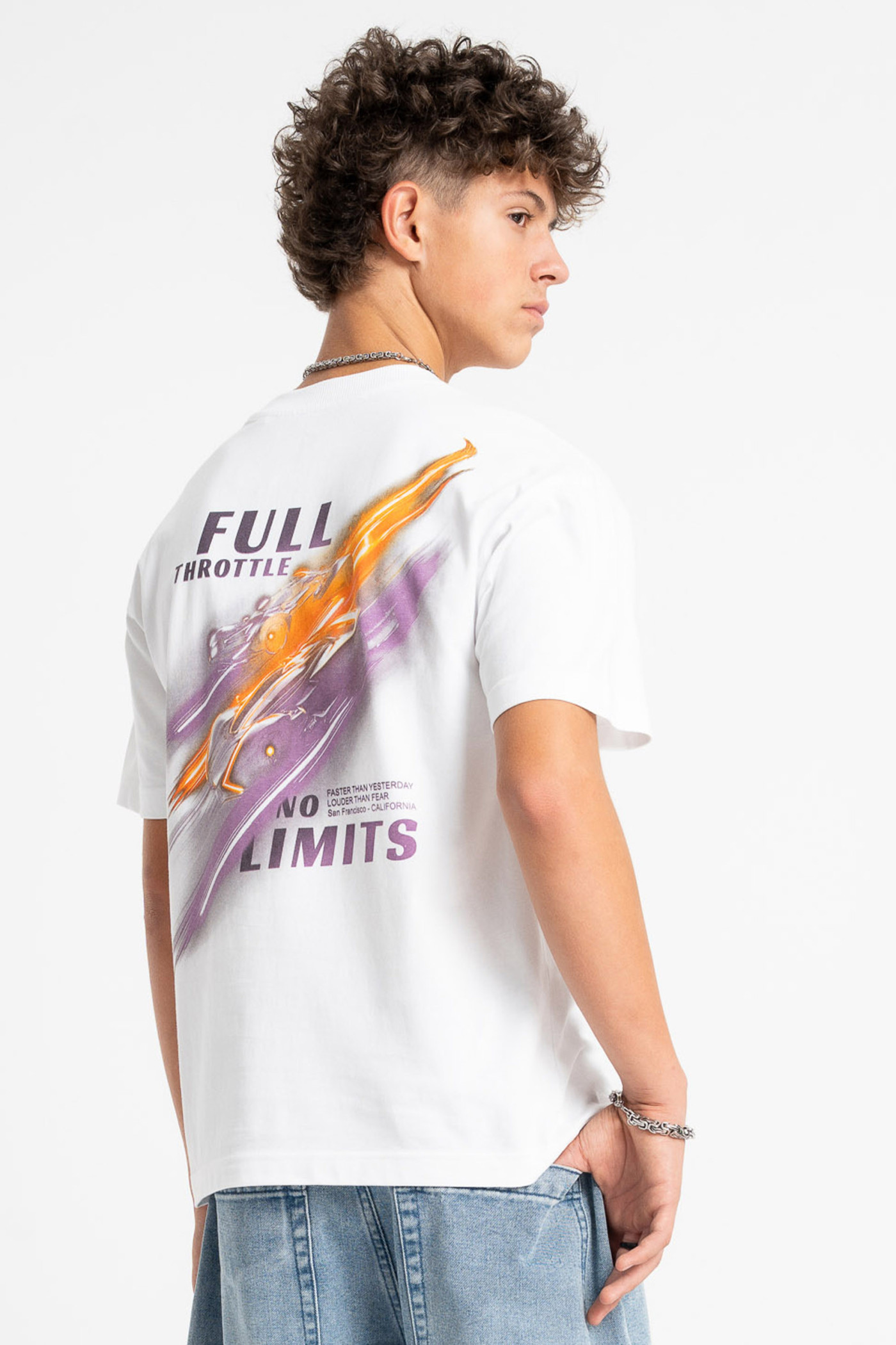 Biały t-shirt LOOSE z autorska grafiką z tyłu