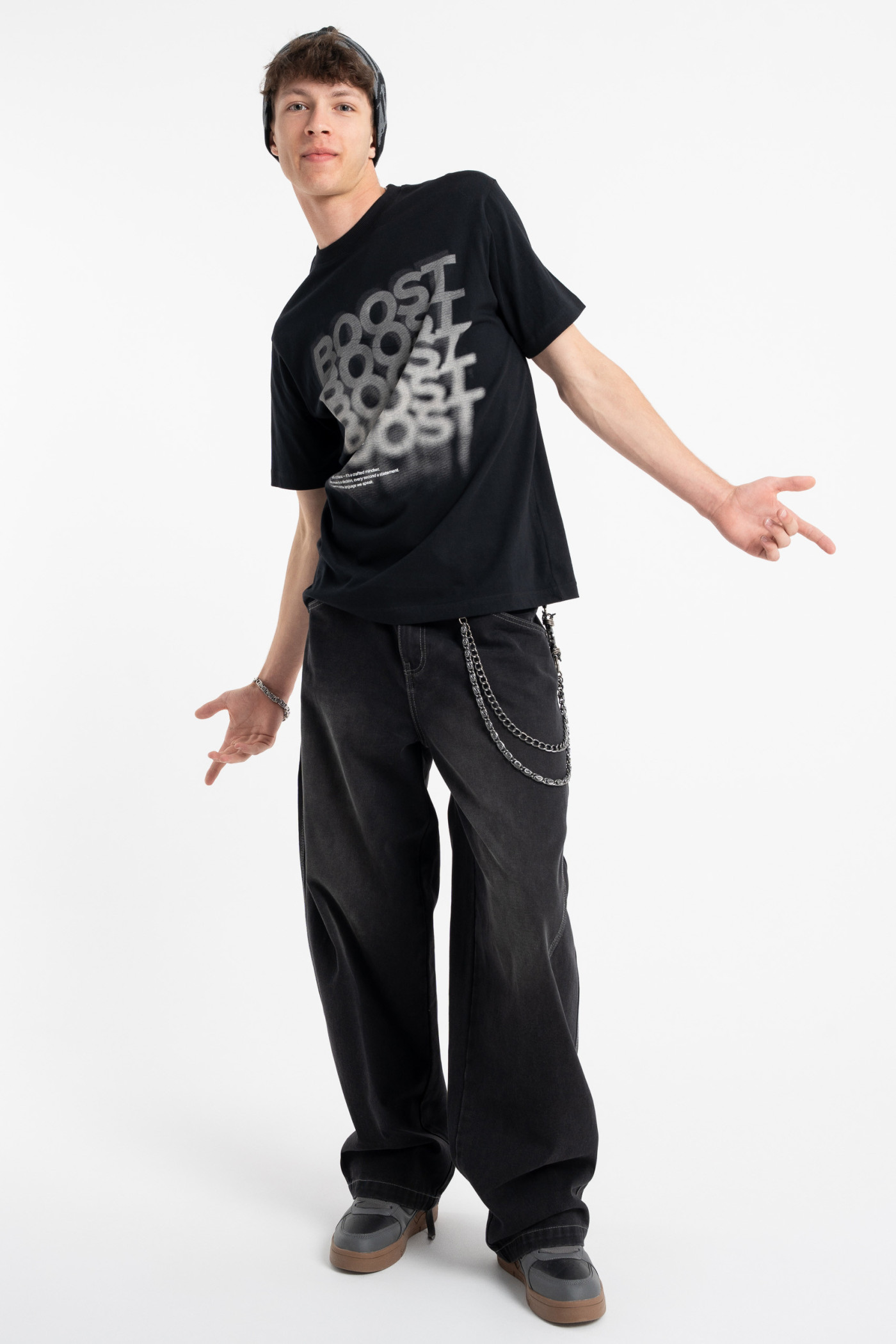 Czarny t-shirt REGULAR z autorską grafiką z przodu
