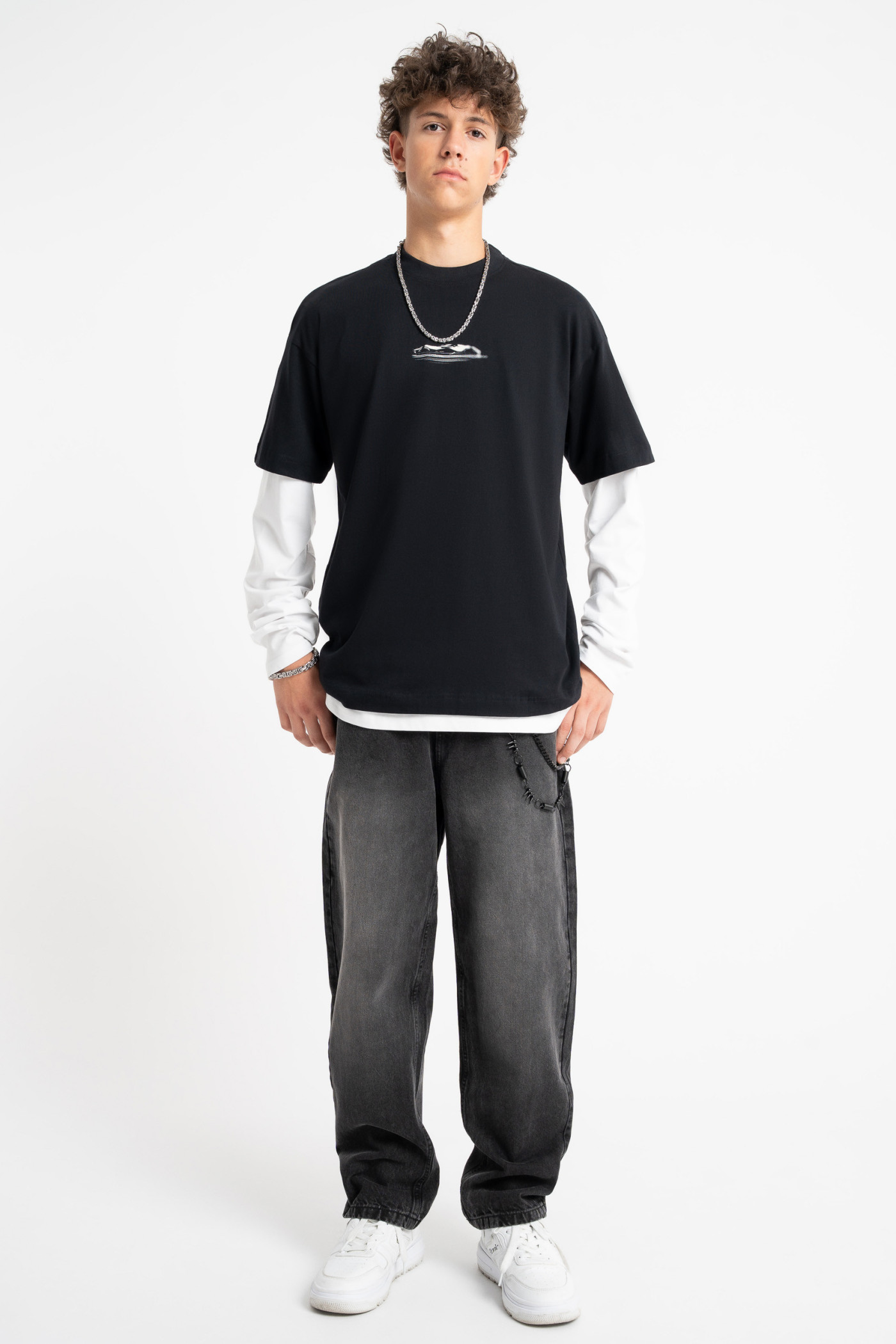 Czarny t-shirt LOOSE z autorską grafiką z tyłu