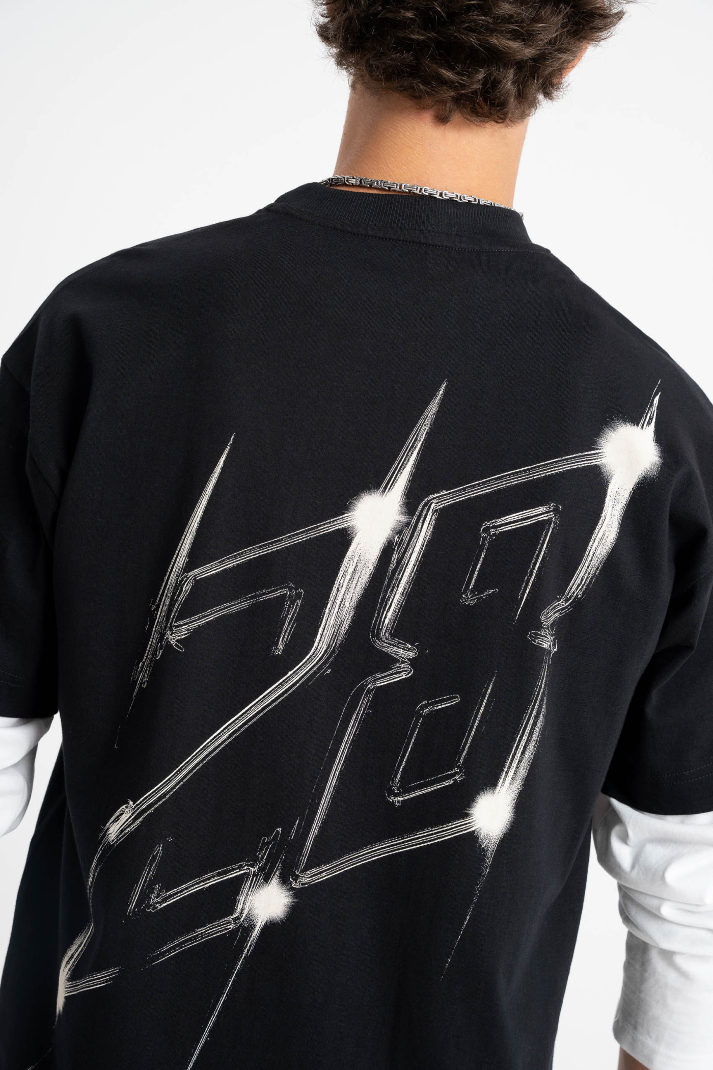 Czarny t-shirt LOOSE z autorską grafiką z tyłu