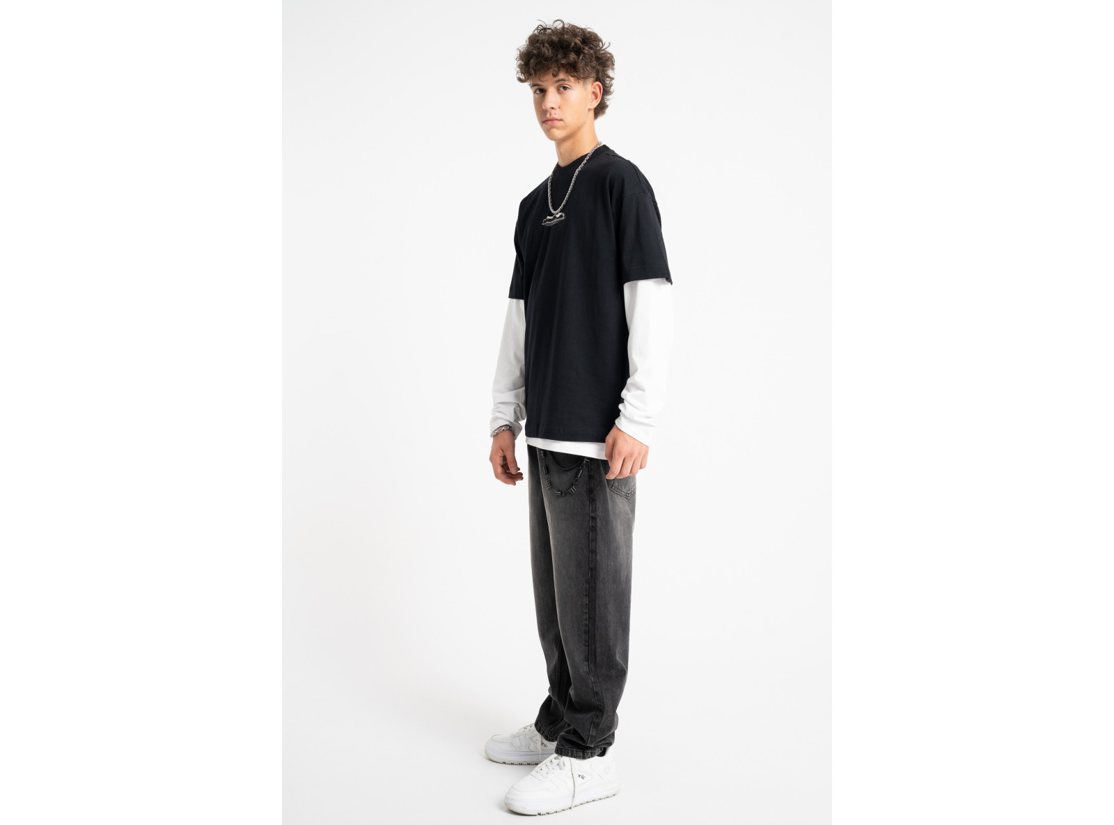 Czarny t-shirt LOOSE z autorską grafiką z tyłu