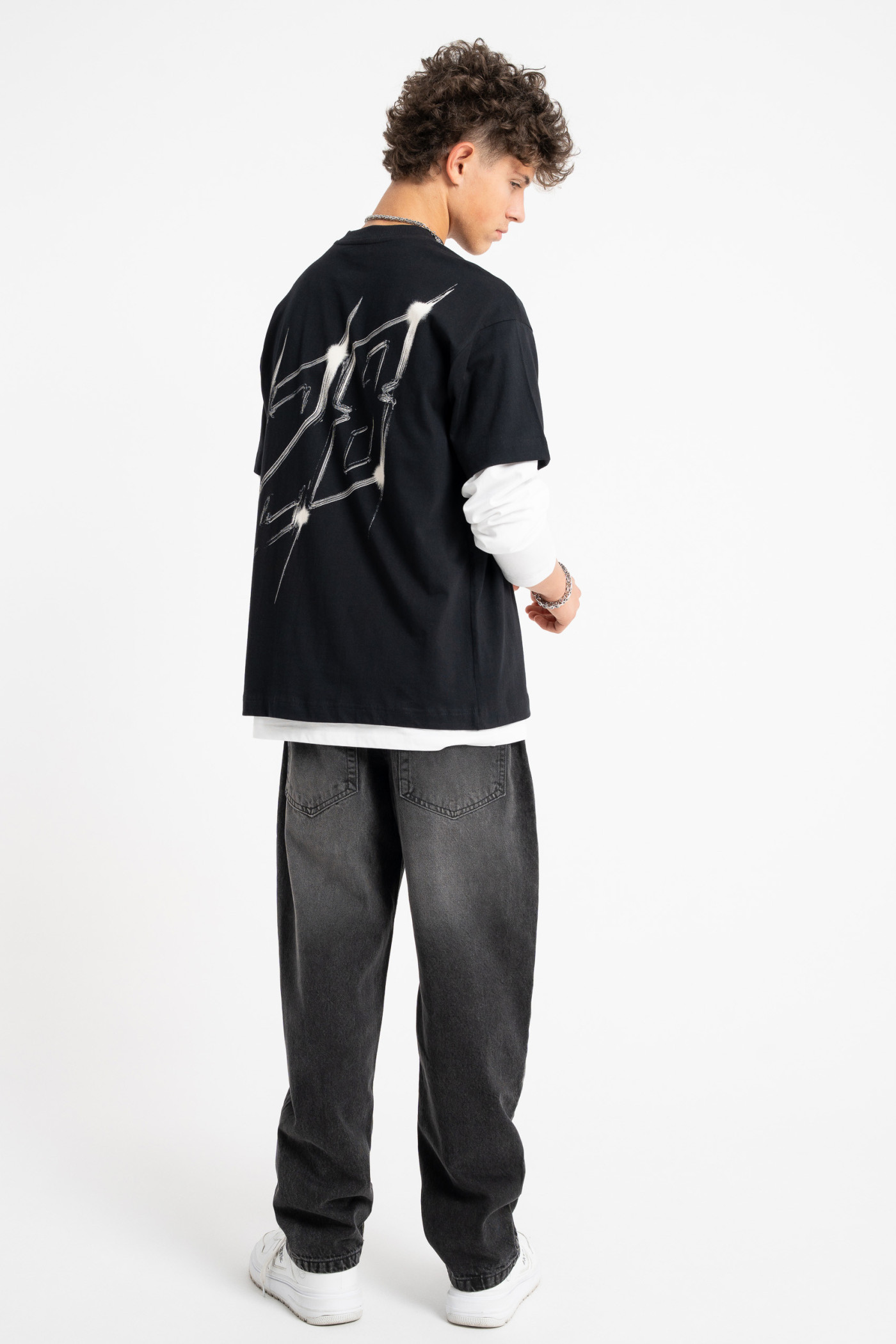Czarny t-shirt LOOSE z autorską grafiką z tyłu