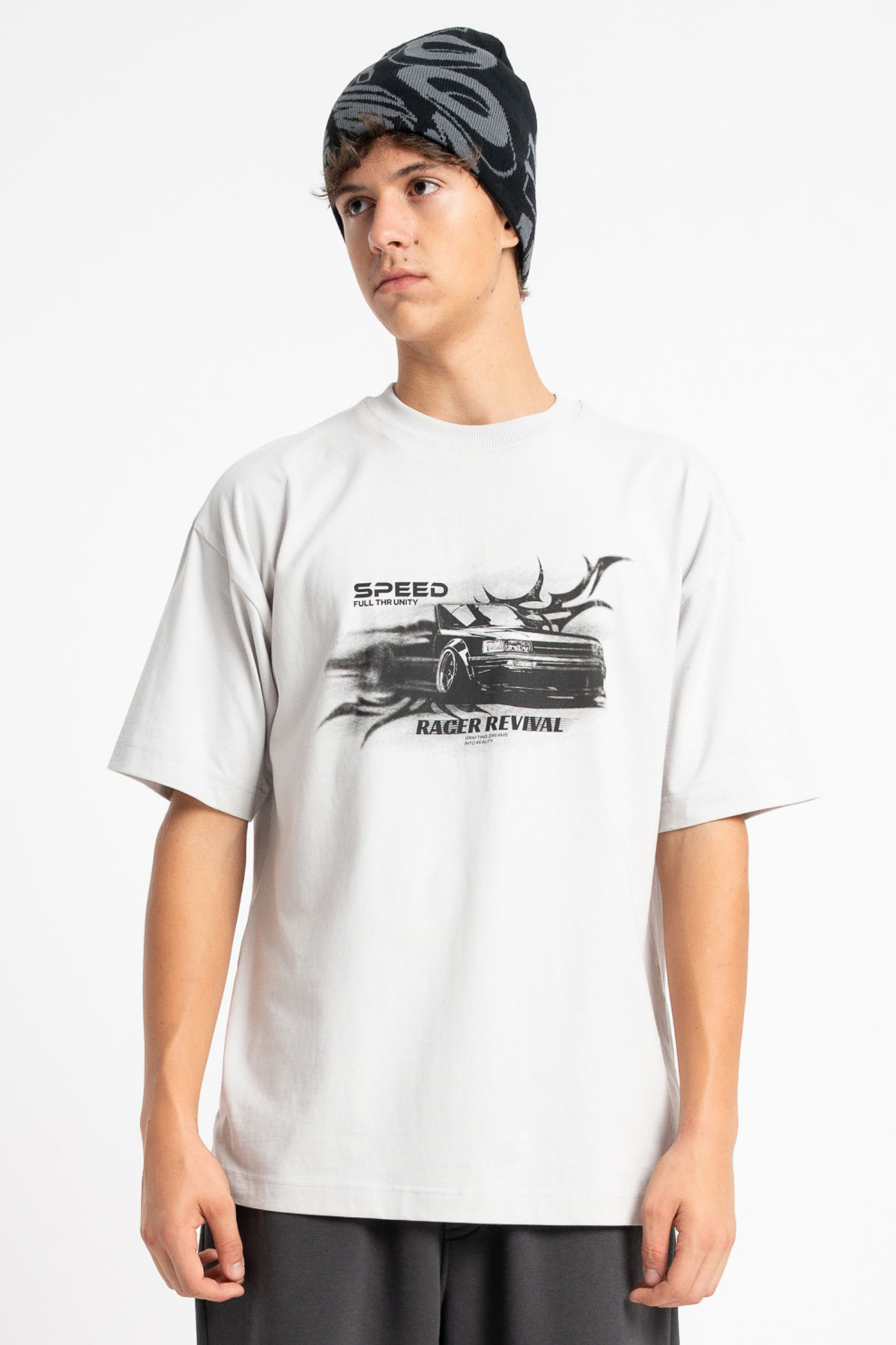 Jasnoszary t-shirt LOOSE z autorską grafiką z przodu