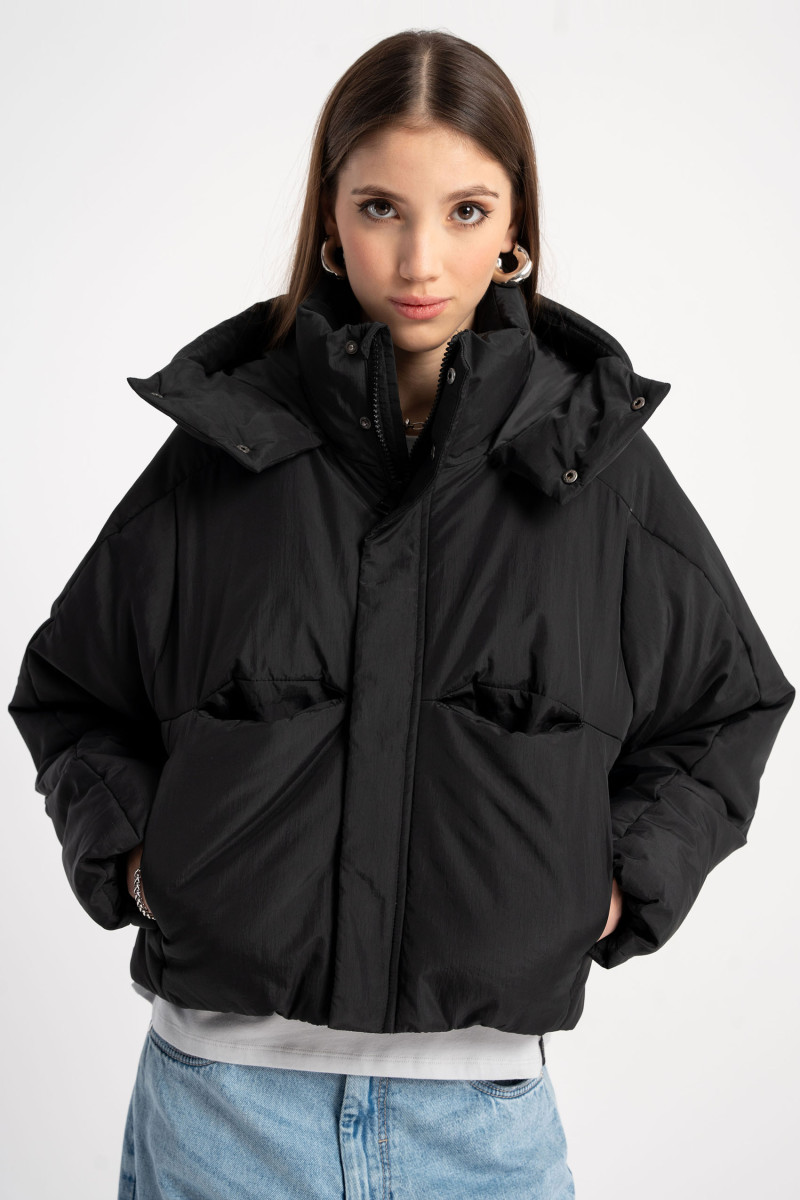Czarna kurtka ocieplana z obszernym kapturem od Reporter