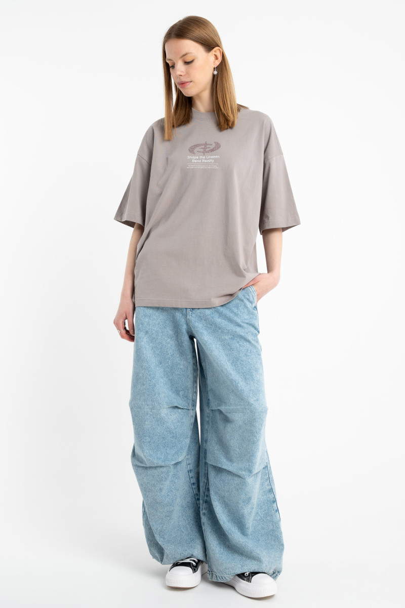 Niebieskie spodnie jeansowe typu PARACHUTE z zaszewkami na kolanach od Reporter