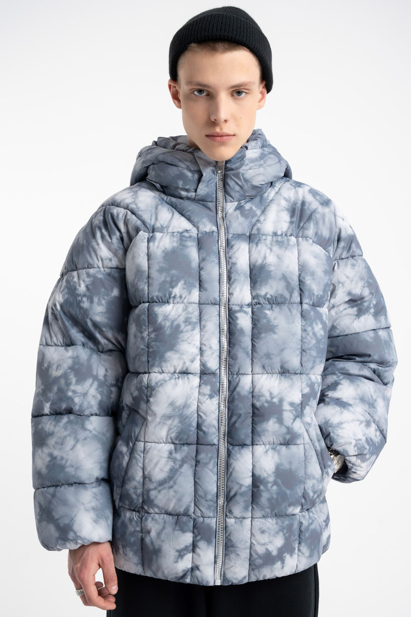 Szara pikowana ocieplana kurtka z nadrukiem na całości od Reporter