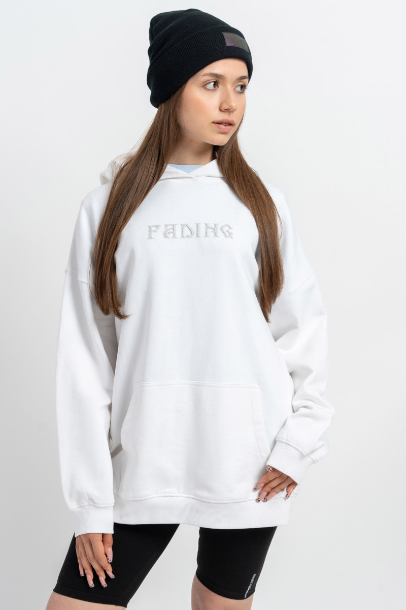Biała bluza oversize z kapturem z przestrzennym nadrukiem na wysokości piersi od Reporter
