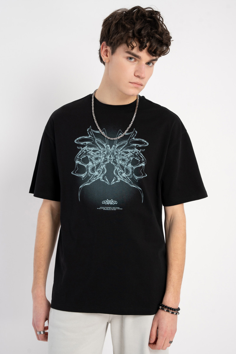 Czarny t-shirt REGULAR z autorską grafiką z przodu od Reporter