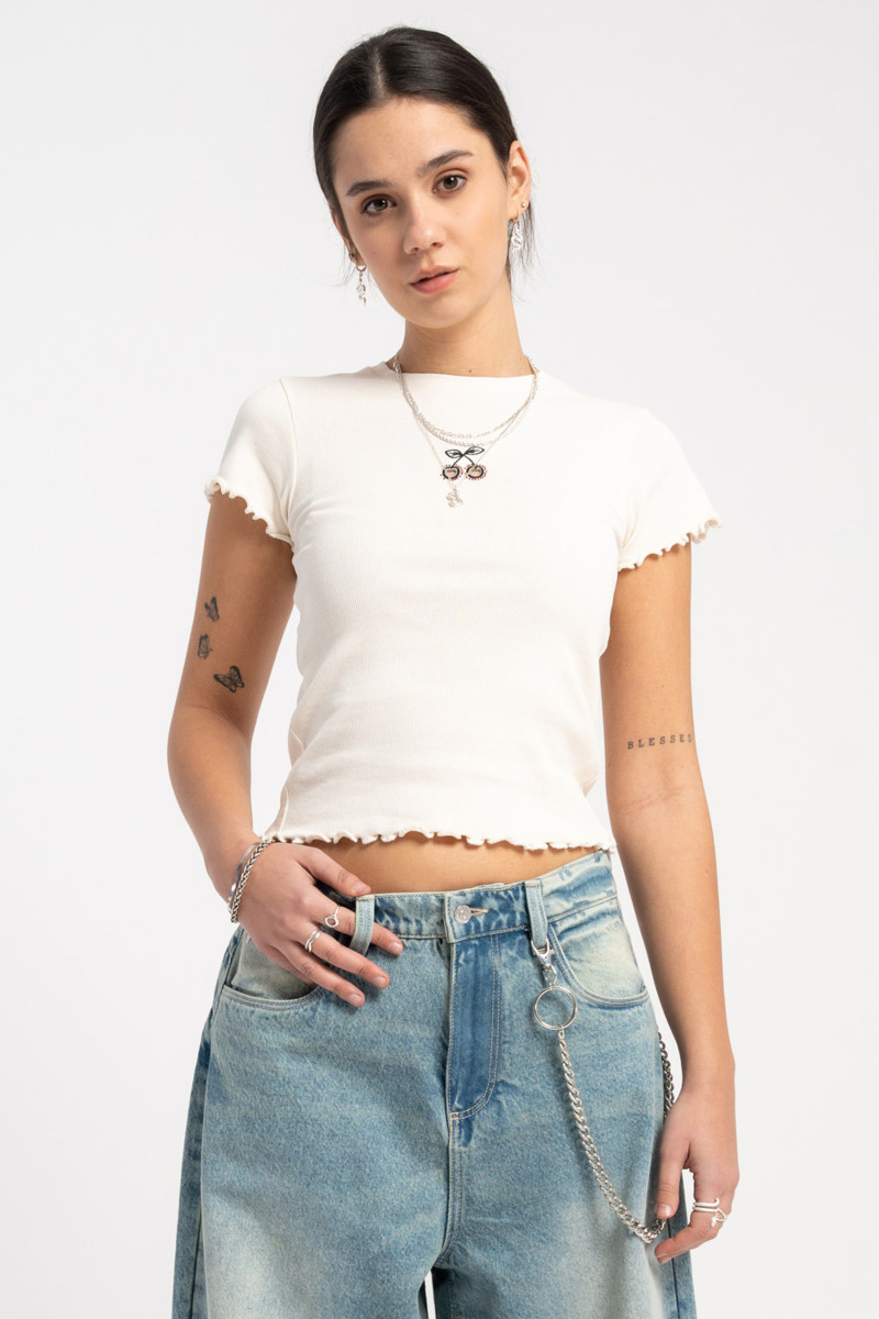 Kremowy CROP TOP z minimalistycznym haftem od Reporter