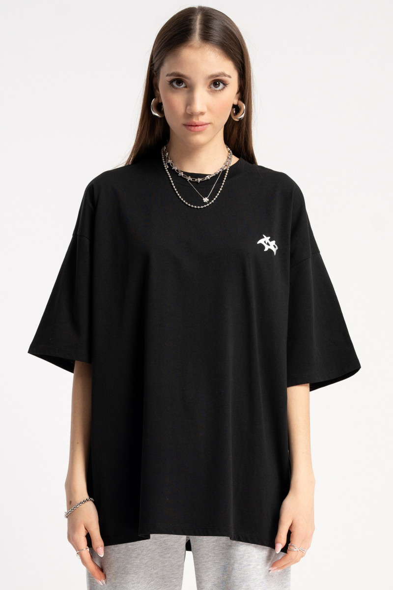 Czarny t-shirt OVERSIZE z minimalistycznym nadrukiem z przodu od Reporter