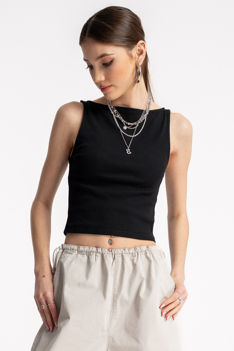 Czarny dopasowany top z dekoltem łódka od Reporter