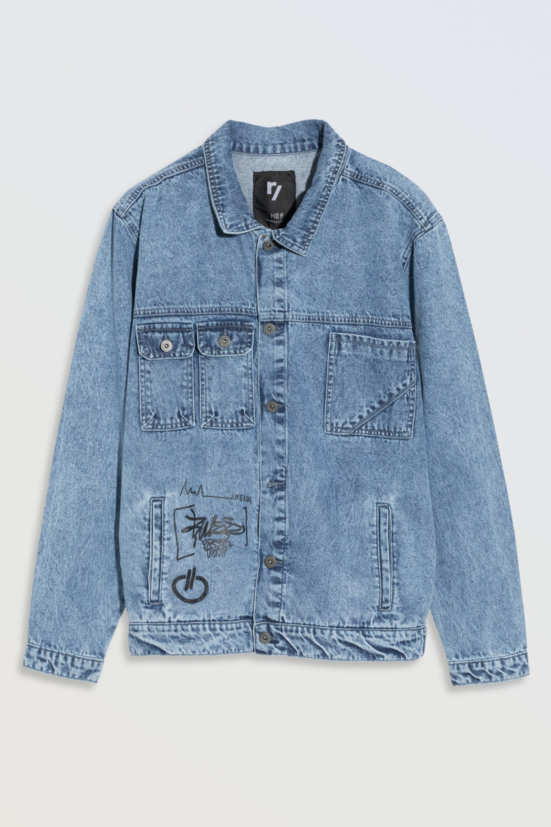 Niebieska kurtka jeansowa z graficznymi nadrukami od Reporter