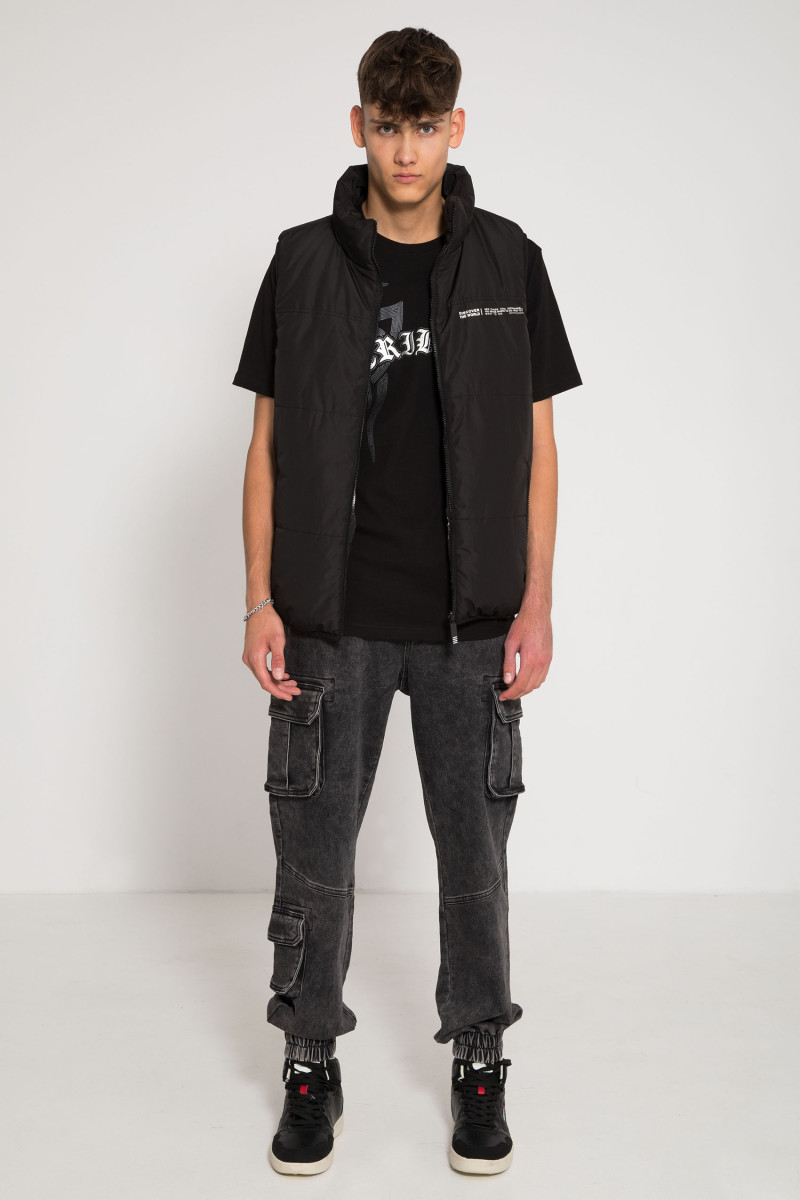 Czarne jeansowe spodnie typu joggery z naszywanymi kieszeniami od Reporter