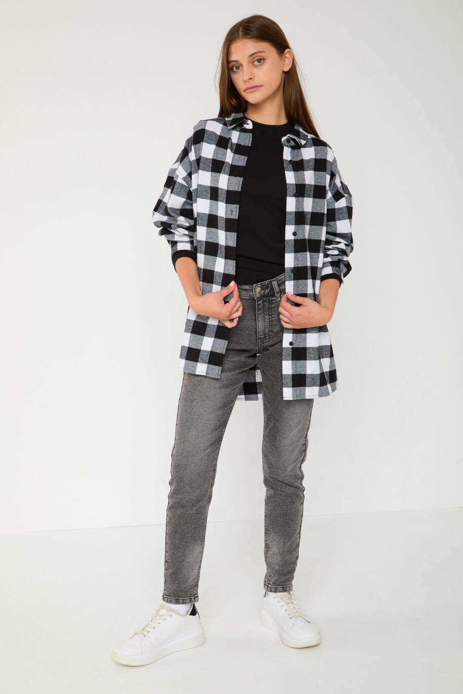 Czarno-biała koszula w kratę oversize od Reporter