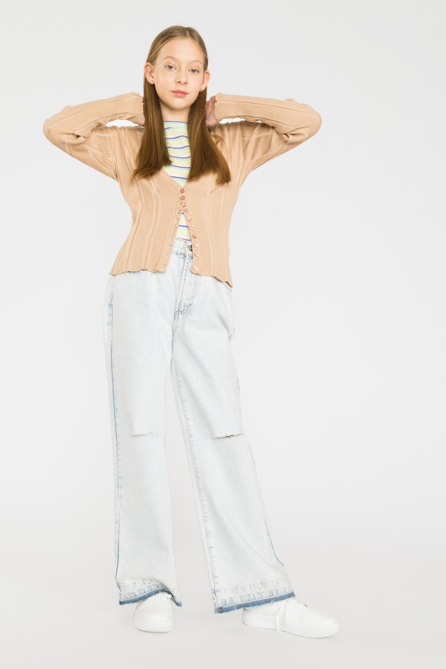 Prążkowany beżowy sweterek na guziki od Reporter