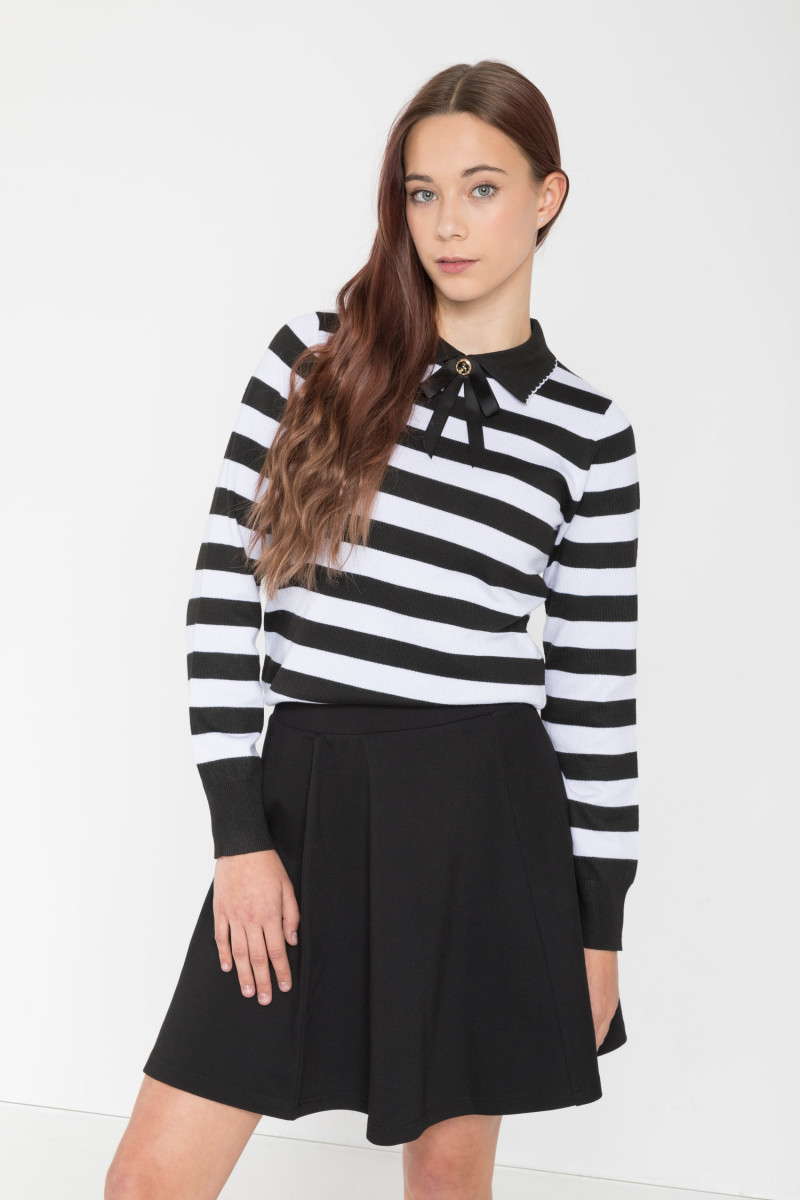 Czarna rozkloszowana spódnica mini od Reporter