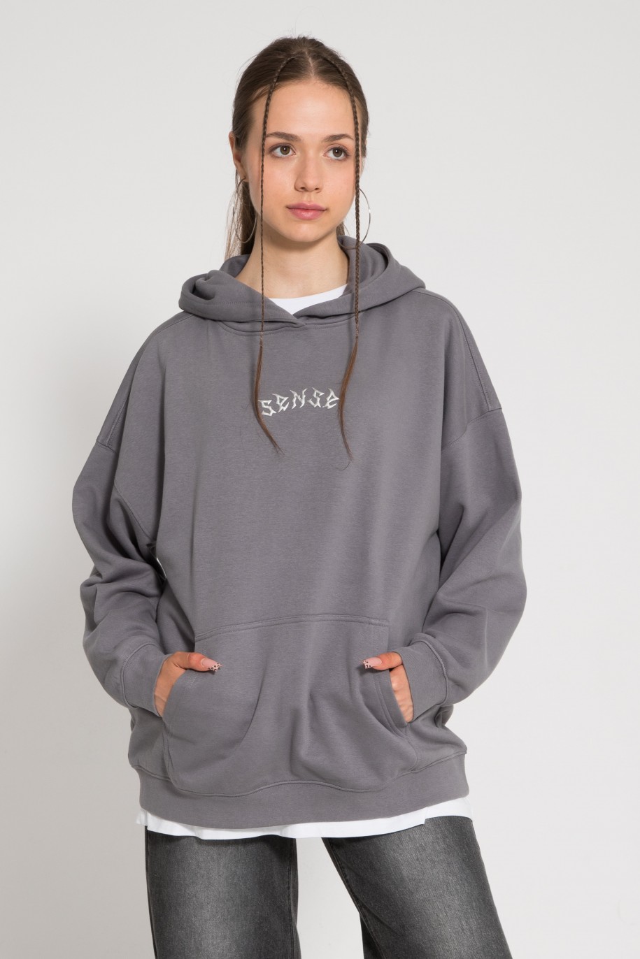 Szara bluza z kapturem oversize z wypukłym nadrukiem na wysokości piersi od Reporter
