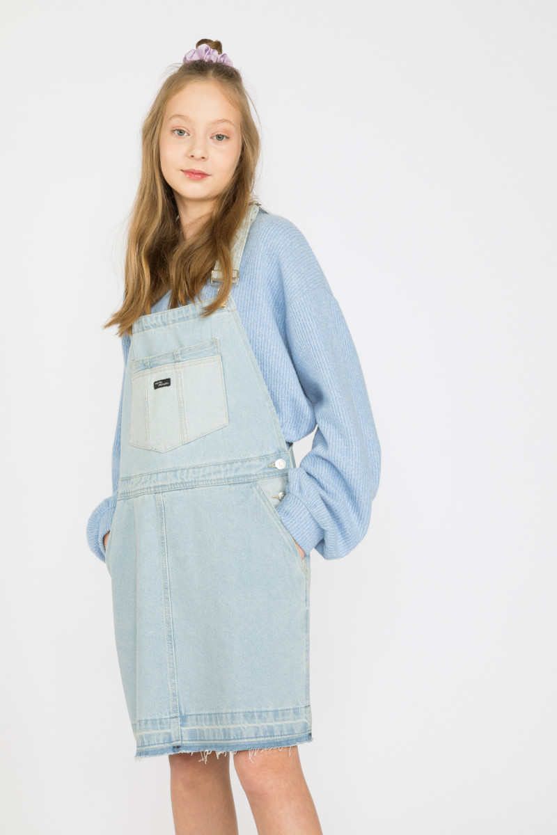 Jeansowa sukienka ogrodniczka na szelkach dla dziewczyny od Reporter