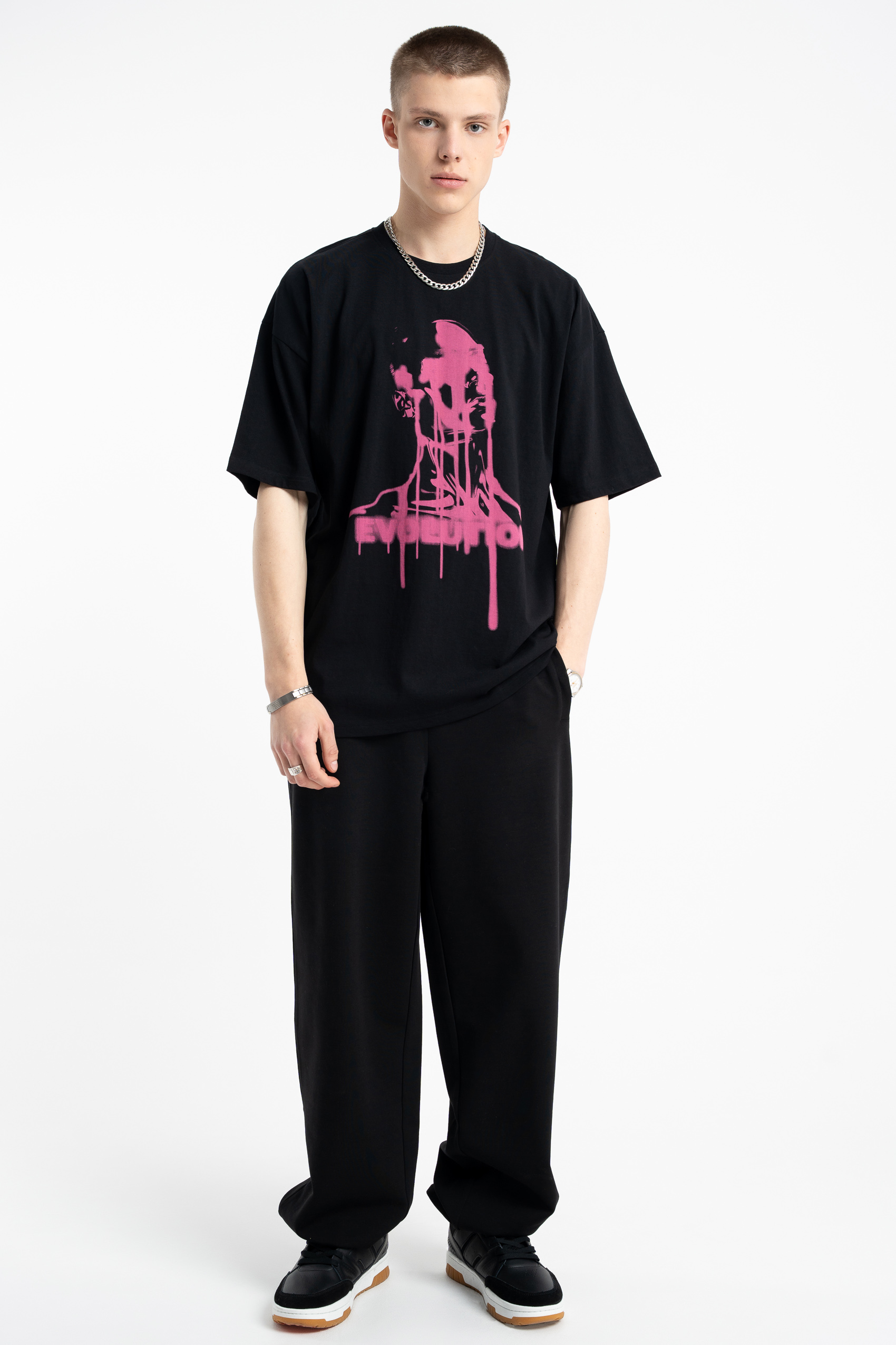 Czarny t-shirt OVERSIZE z autorską grafiką w kontrastowym kolorze z przodu od Reporter