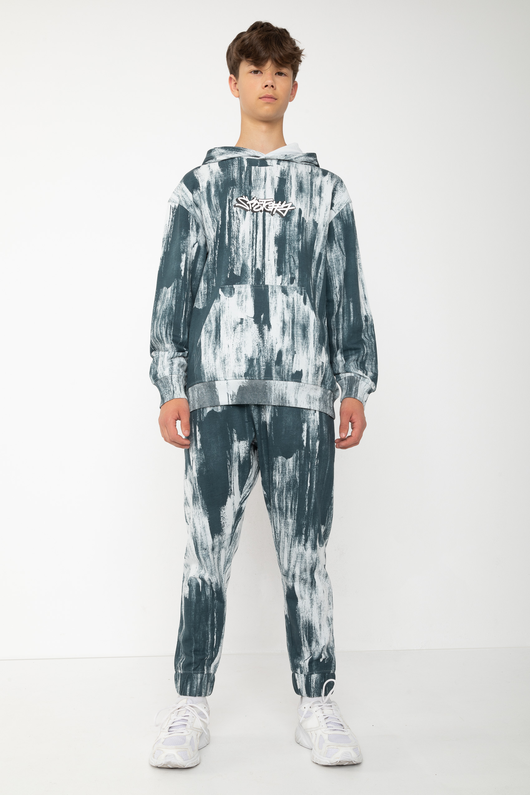 Niebieskie spodnie dresowe z nadrukiem tie dye od Reporter