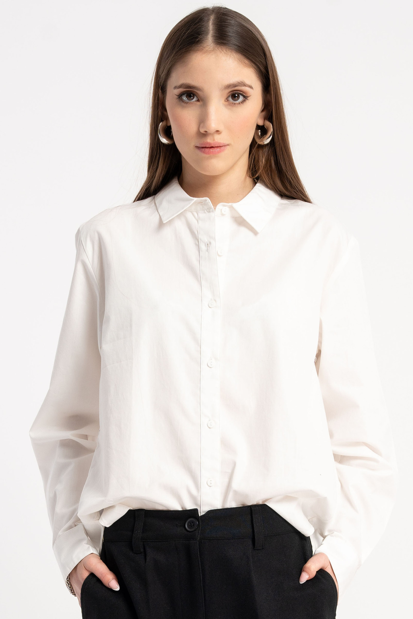 Biała koszula bawełniana o luźnym kroju z długim rękawem od Reporter