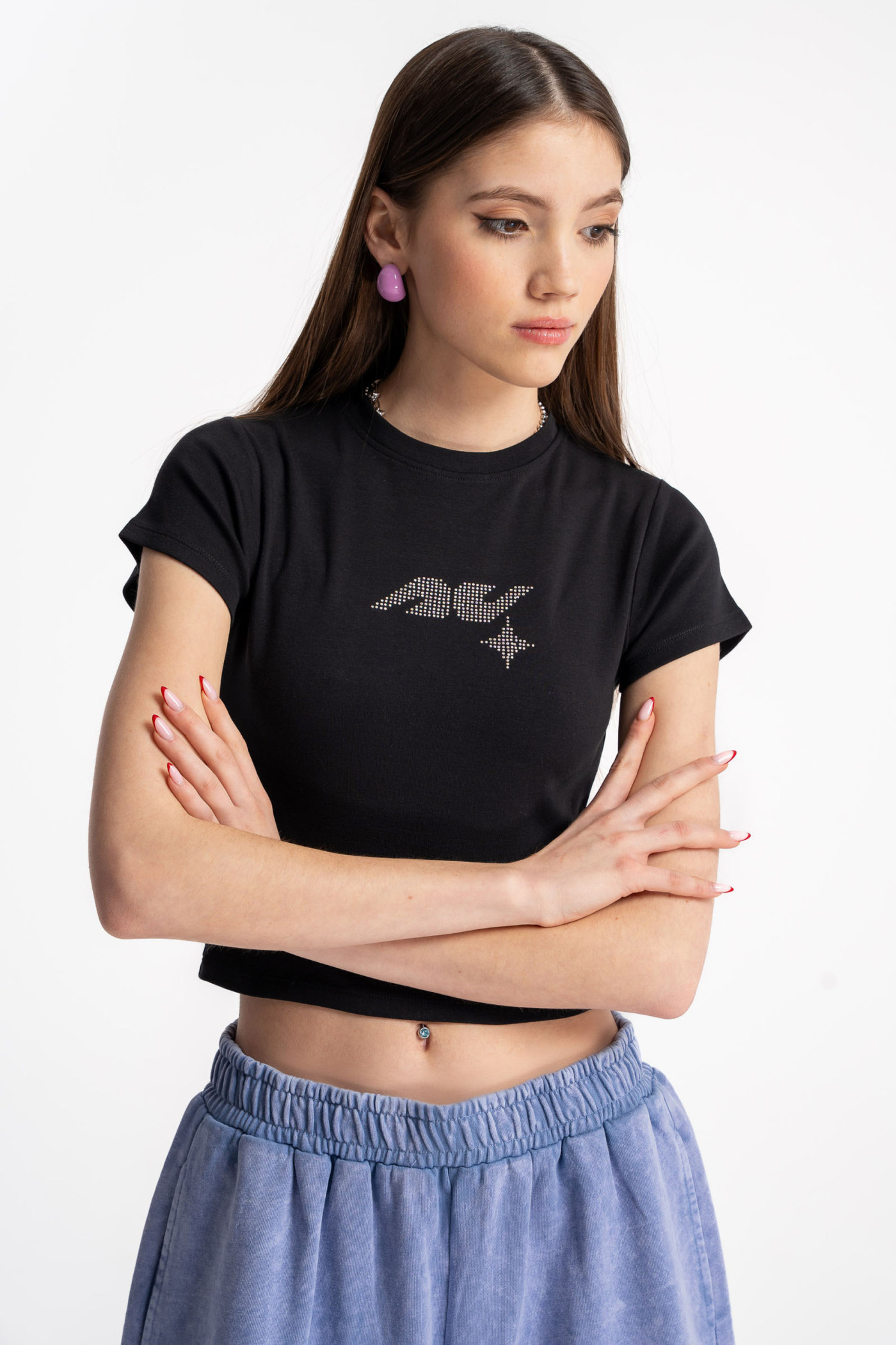 Czarny CROP TOP z ozdobną aplikacją od Reporter